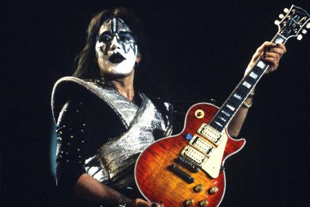 Ace-Frehley-1-101625-e2f8767b564f461e8c31fef221702340.jpg